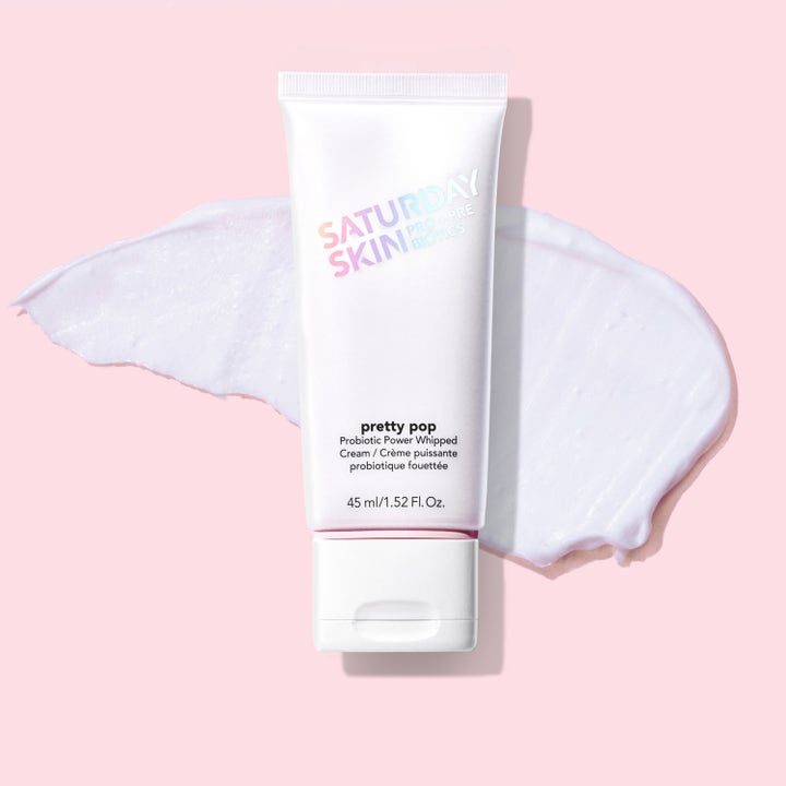 Saturday Skin Pretty Pop Probiotic Power Whipped Cream 45 ml återfuktande ansiktskräm i vit tub på krämig textur.