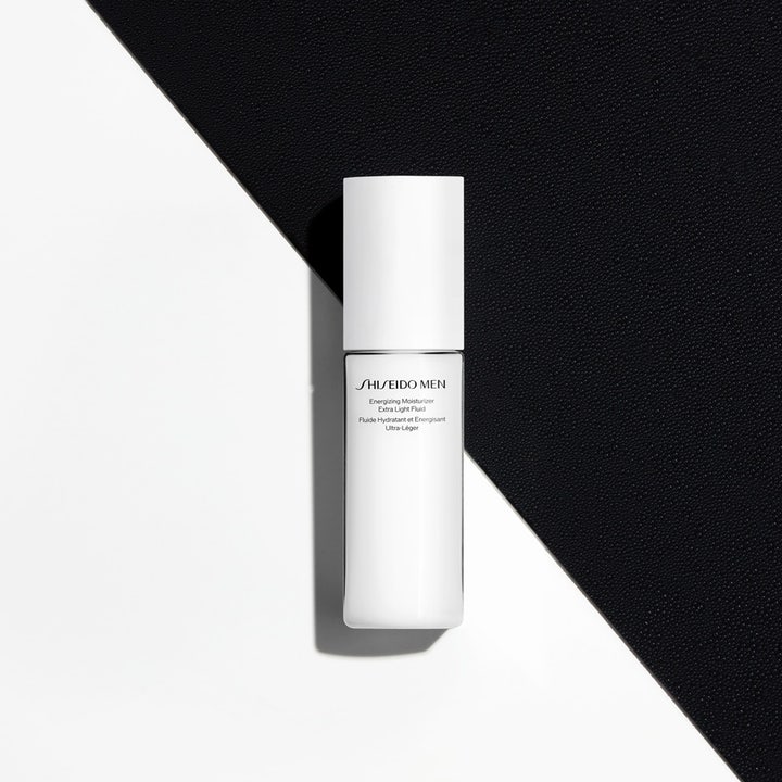 Shiseido Men Energizing Moisturizer Fluid 100 ml fuktkräm män i vit pumpflaska mot en stilren svartvit bakgrund