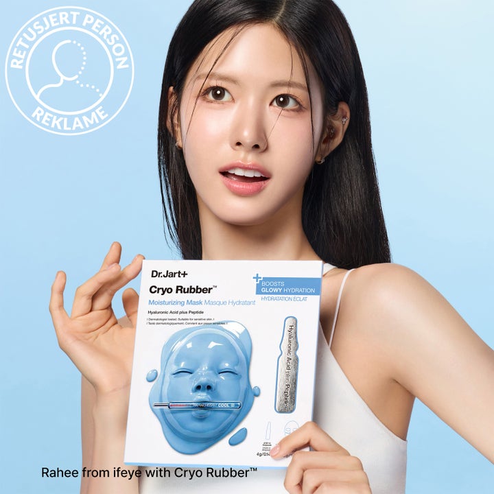 Dr.Jart+ Cryo Rubber Moisture Mask 36 g återfuktande ansiktsmask med hyaluronsyra som hålls av en kvinna i vit topp
