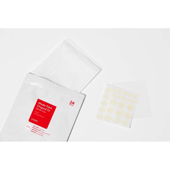 COSRX Master Patch Original Fit 24 st aknebehandling hydrokolloid med runda transparenta plåster på ark ur vit påse.