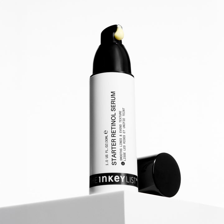 The INKEY List Starter Retinol Serum 30 ml ansiktsserum i vit pumpflaska som jämnar ut huden och visar gul textur
