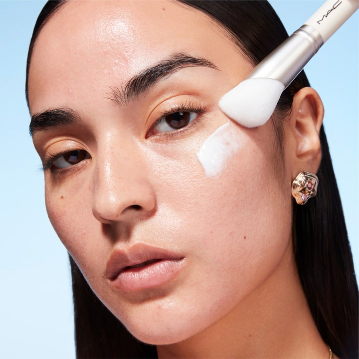MAC Cosmetics Serum + Moisturizer Brush 1 st serumborste som applicerar vit kräm på huden för jämn applicering