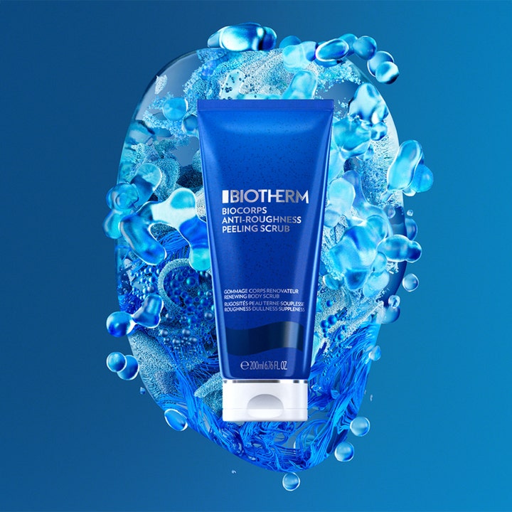 Biotherm Biocorps Body Scrub 200 ml förnyande kroppspeeling i blå tub omgiven av vattenbubblor