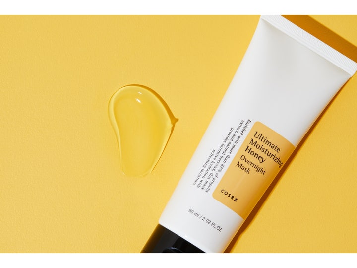COSRX Ultimate Moisturizing Honey Overnight Mask 60 ml återfuktande cosrx honung mask i vit tub med en klick gul gel