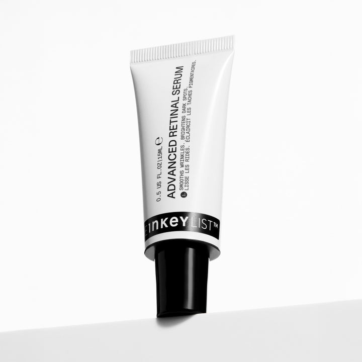 The INKEY List Advanced Retinal Serum 15 ml ansiktsserum som jämnar ut rynkor och fläckar i vit tub med svart kork.