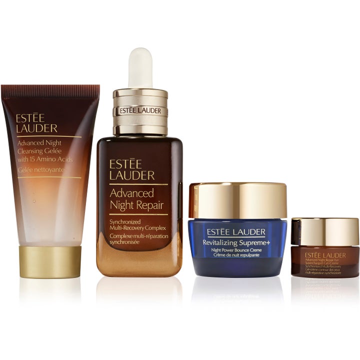 Estée Lauder The Lift + Glow Routine Skincare Joys hudvård ger lyster med serum och kräm i bruna och blå lyxiga glasburkar.
