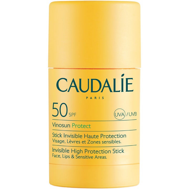 Caudalie Vinosun Protect Stick SPF50 ger ett osynligt och naturligt solskydd stick i en klargul plasthylsa.