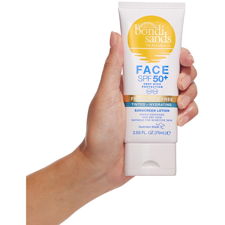 Bondi Sands SPF50+ Hydrating Tinted Face Lotion 75 ml australienskt solskydd ansikte spf 50 i vit tub som hålls i en hand