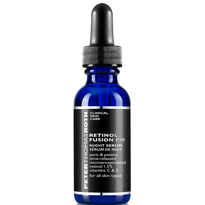 Peter Thomas Roth Retinol Fusion PM hudförnyande nattserum med retinol och vitamin e i en blå glasflaska med svart pipett