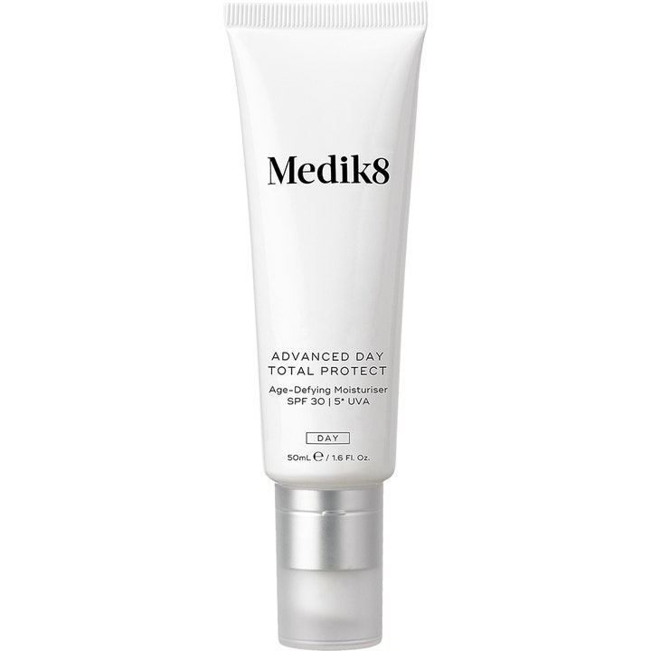 Medik8 Advanced Day Total Protect 50ml anti age ansiktskräm med solskydd spf30 i vit tub med silvrigt lock.