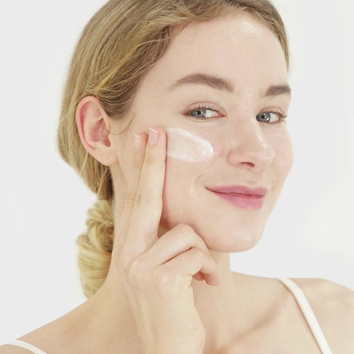 Purito Dermide Relief Barrier Moisturizer 100 ml hudbarriär ansiktskräm som kvinna applicerar på sin kind