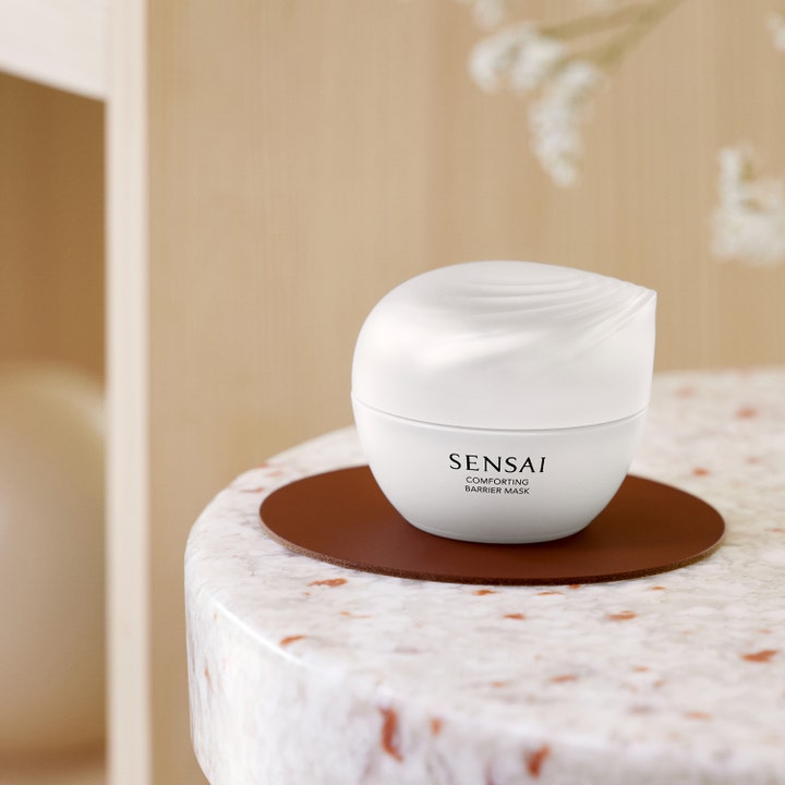 Sensai Comforting Barrier Mask 60 ml lugnande ansiktsmask i vit burk på ett marmorbord
