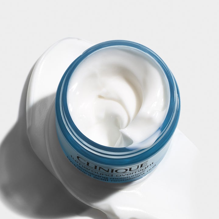 Clinique Turnaround Overnight Moisturizer 50 ml lysterande nattkräm i blå burk med krämig vit textur