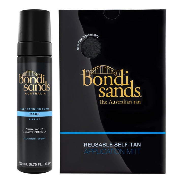 Bondi Sands Self Tanning Foam Dark 200ml och applikationshandske ger en jämn solbrun färg i svart flaska och kartong.