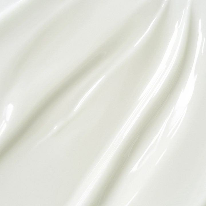 Biotherm Aquascreen Uv Daily SPF50 40 ml solkräm med en krämig och glansig vit textur som ger uv-skydd