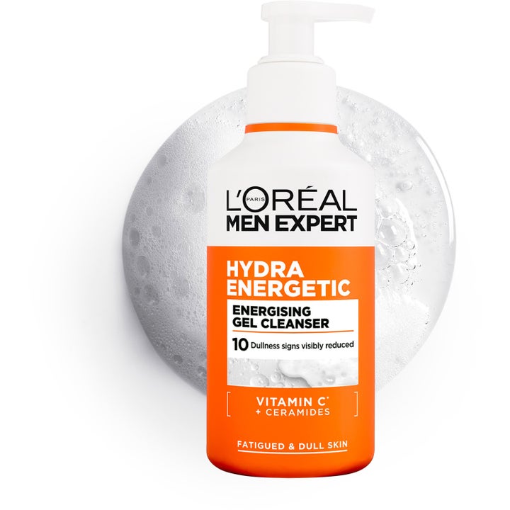 L'Oréal Paris Men Expert Hydra Energetic Vitamin C Cleanser 260 ml ansiktsrengöring i pumpflaska framför vit löddrande gel.