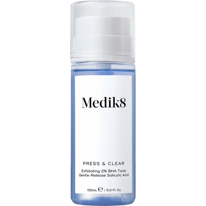 Medik8 Press & Clear 150 ml exfoliering med 2% BHA tonic i blåtonad plastflaska med vit pump.