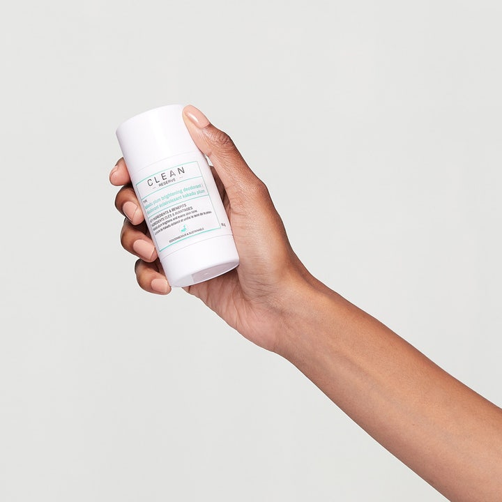 Clean Reserve Kakadu Plum Brightening Deostick 56 g som hålls i en hand ger lyster med kakadu plum.