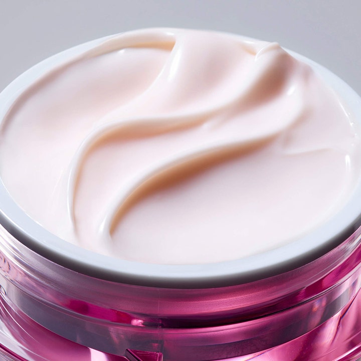 Estée Lauder Resilience Multi-Effect 50 ml antiåldrande ansiktskräm med peptid visar en fyllig ljusrosa textur.
