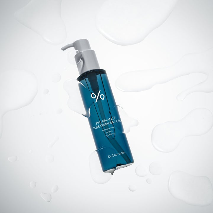 Dr. Ceuracle Pro Balance Pure Cleansing Oil 155 ml rengöringsolja i blå pumpflaska med klara oljestänk.