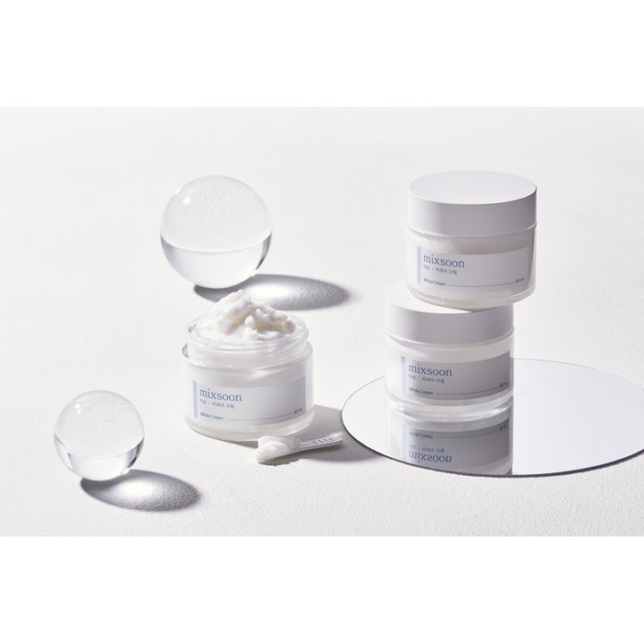 Mixsoon Bifida Cream 60 ml probiotisk återfuktande ansiktskräm med fyllig vit textur i öppnad glasburk vid en spegel.
