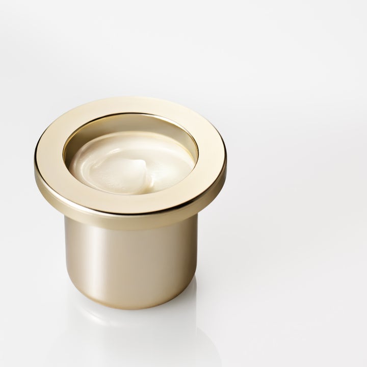 Sensai Total Firm Expert Cream 50 ml refill är en uppstramande ansiktskräm i guldbehållare med fyllig vit kräm.