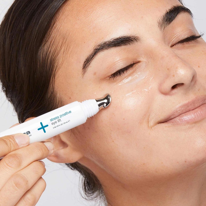 Dermalogica Stress Positive Eye Lift 25 ml anti-stress ögonkräm mot rynkor appliceras med metallspets.