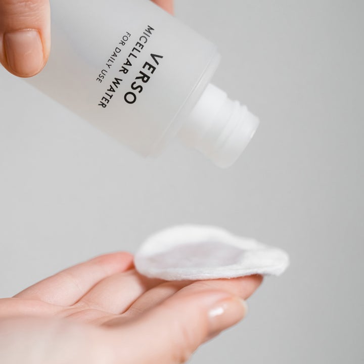 Verso N°1 Micellar Water 200 ml rengör huden när den hälls från en frostad flaska på en bomullsrondell.
