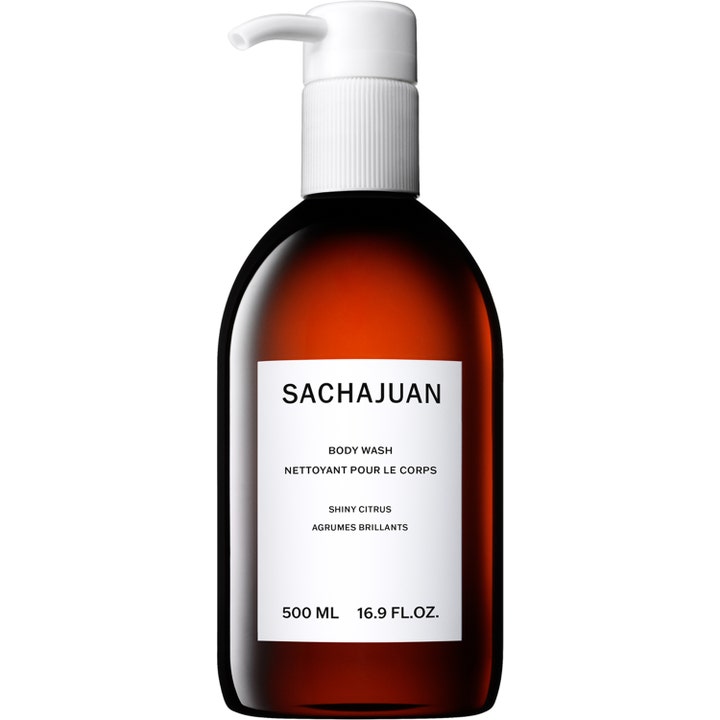 Sachajuan Body Wash Shiny Citrus 500 ml duschkräm som ger en fräsch känsla i bärnstensfärgad flaska med vit pump