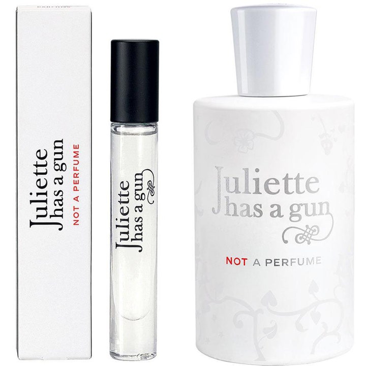 Juliette has a gun Not A Perfume set parfym i vit flaska och reseförpackning i glas bredvid vit ytterkartong