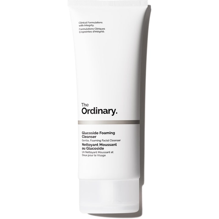 The Ordinary Glucoside Foaming Cleanser daglig skumrengöring för känslig hud i vit tub med svart text.