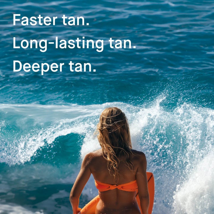 EVY Technology Daily Tan Activator & After Sun solaktiverare ger djupare färg i bild med surfare i havet.