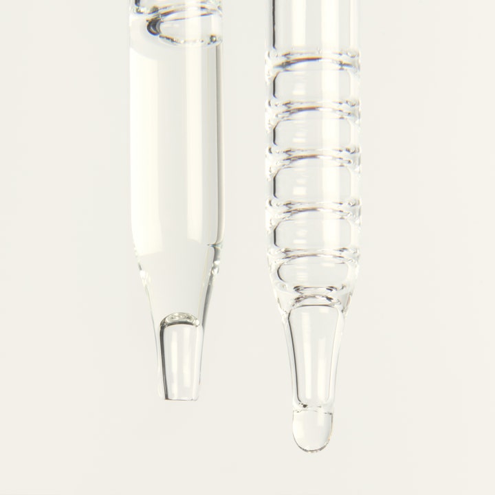 Bronza Glow Drops 30 ml självbrunningsdroppar för naturlig lyster med klar vätska i glaspipetter.