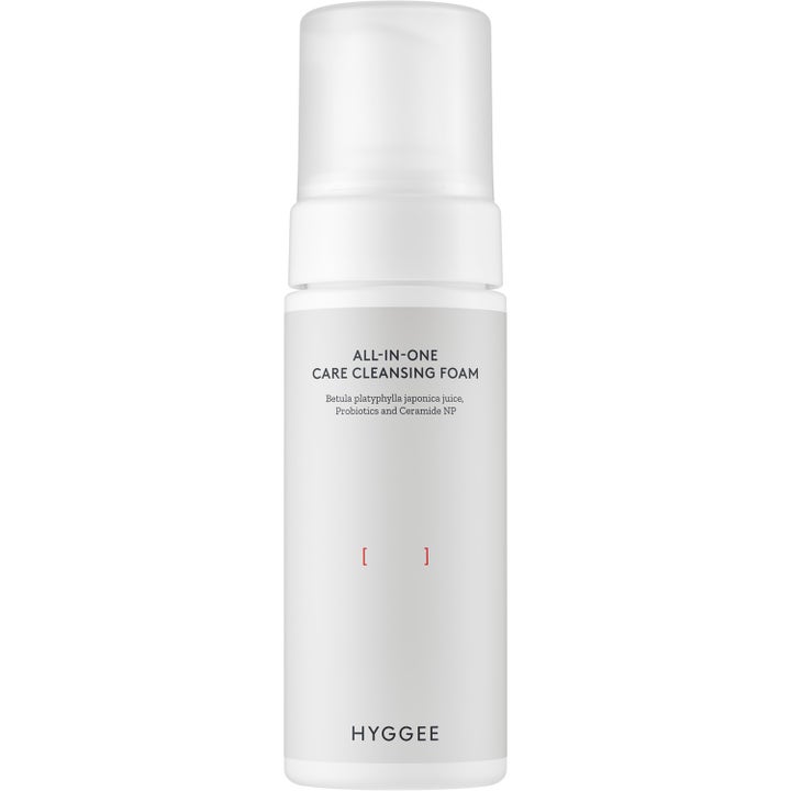 Hyggee All-In-One Care Cleansing Foam ansiktsrengöring i vit pumpflaska med stärkande ceramider.