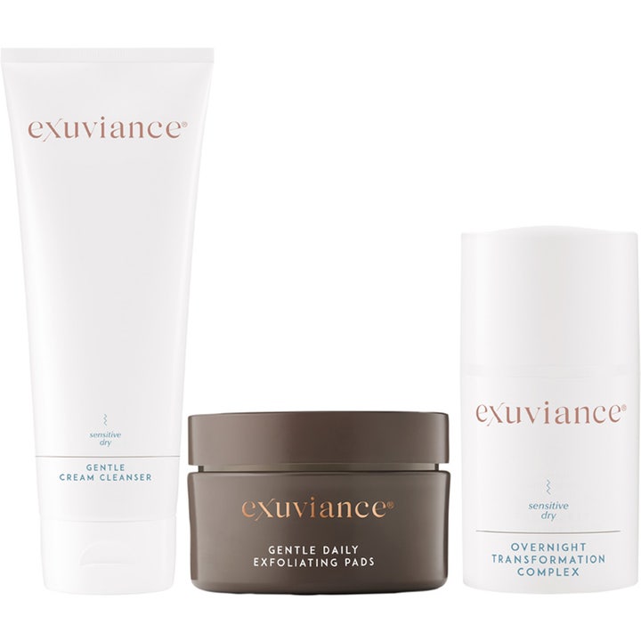 Exuviance hudvårdskit för känslig hy med exuviance peeling pads i brun burk, vit tub och pump för en exfoliering hudvårdsrutin.