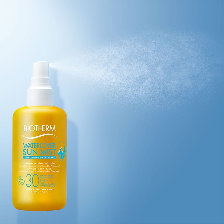 Biotherm Water Lover Sun Mist SPF30 200 ml solskydd spray sprider en fin osynlig dimma mot blå bakgrund.
