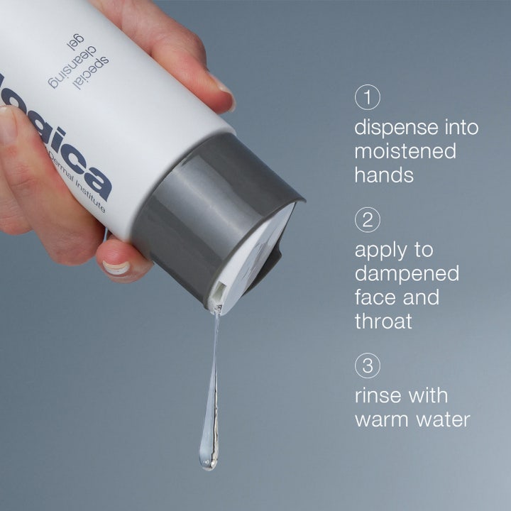 Dermalogica Special Cleansing Gel 500 ml ansiktsrengöring skapar ett vitt lödder på ansiktet för känslig hud