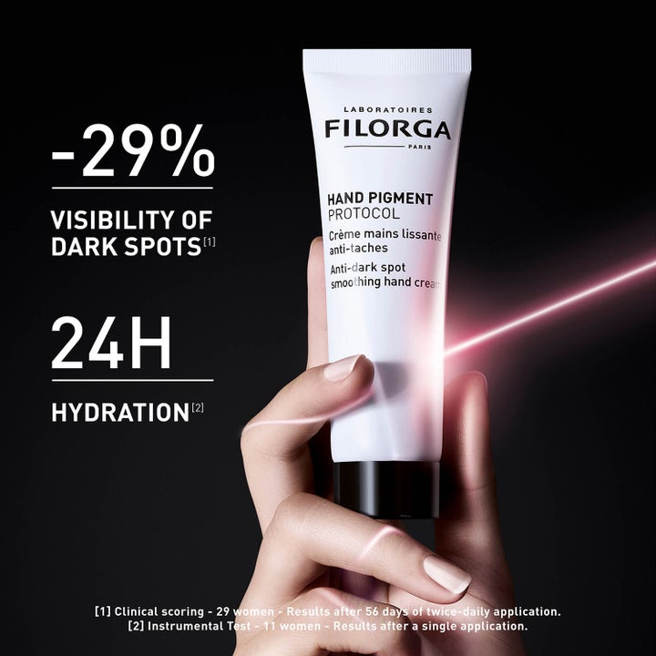 Filorga Hand Pigment Protocol 50 ml utjämnande handkräm mot pigmentfläckar i vit tub som visas med en röd laserstråle
