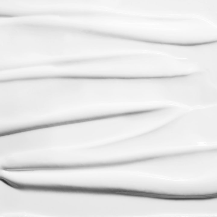 Caudalie Vinoclean Cleansing Almond Milk 200 ml vegansk rengöringsmjölk med krämig vit textur för mild sminkborttagning.