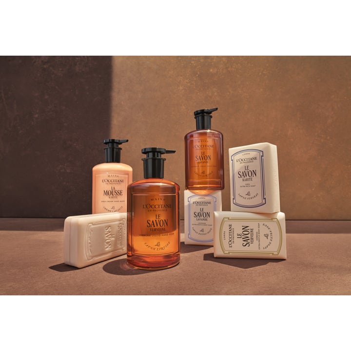 L'Occitane Shea Butter Verbena Body Soap 250 g fast tvål i pappersförpackning i en grupp med andra tvålar
