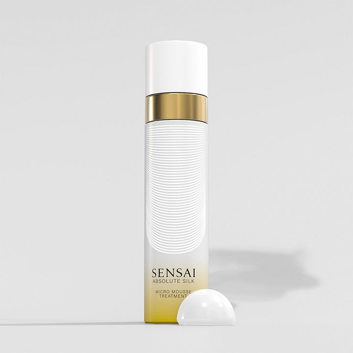 Sensai Absolute Silk Micro Mousse Treatment 90 ml djupfuktande mousse i vit flaska med guld som ger lyxig anti-aging lyster