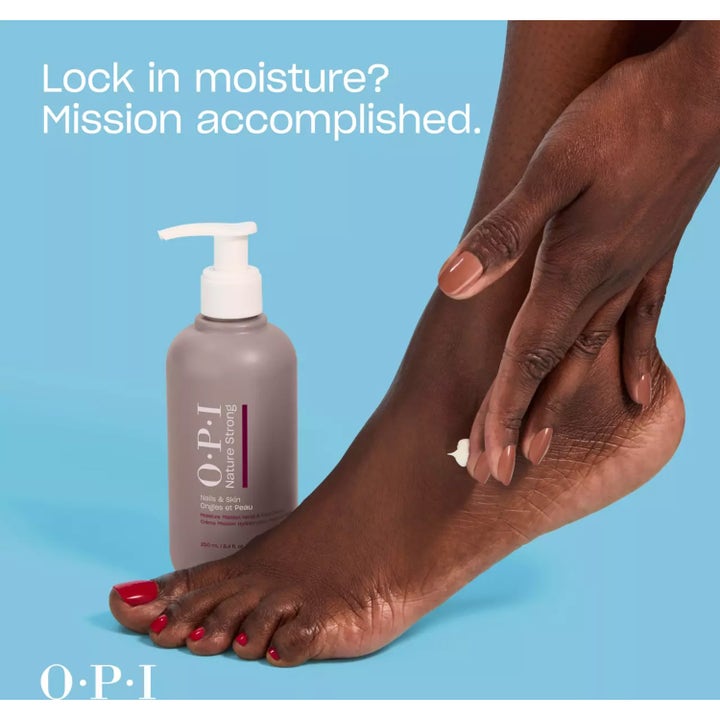 OPI Nature Strong Moisture Mission 250 ml återfuktande handkräm och fotkräm i pumpflaska som smörjs in på en fot