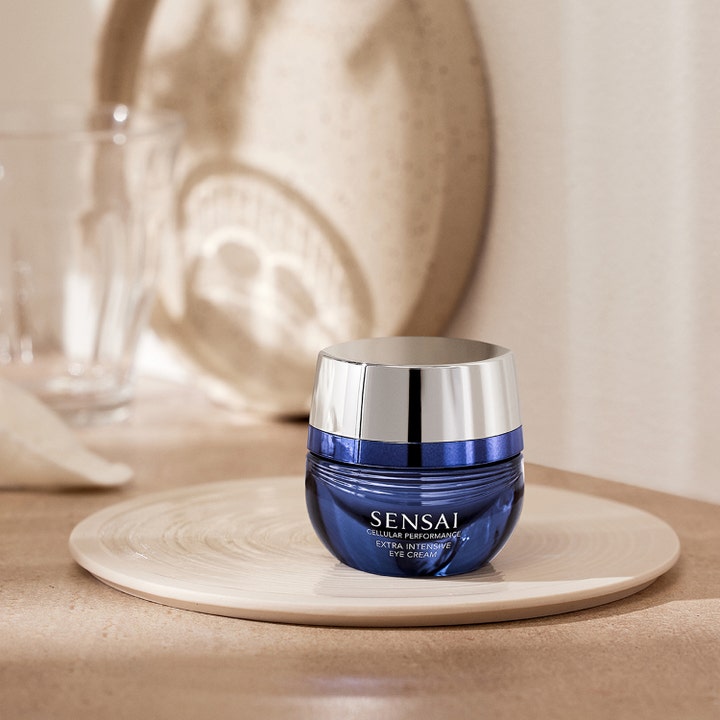 Sensai Cellular Performance Extra Intensive Eye Cream 15 ml lyxig ögonkräm för mörka ringar i blå burk på ett keramikfat.