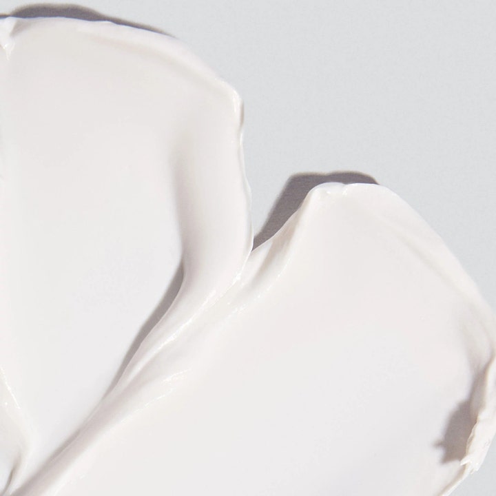 Dermalogica Invisible Physical Defense 50 ml fysikaliskt solskydd ansikte med en vit krämig och blandbar textur