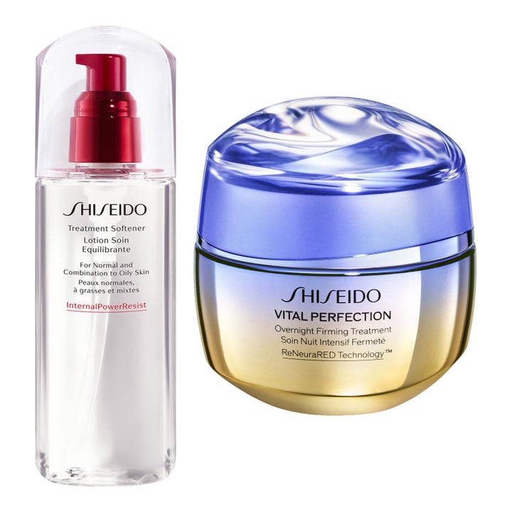 Shiseido Treatment Softener och Vital Perfection nattkräm skapar fastare hy i genomskinlig flaska och blå guldlysterburk.
