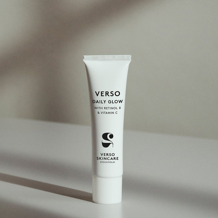 Verso N°2 Daily Glow 30 ml lystergivande ansiktsserum med Retinol 8 och Vitamin C i en vit tub stående i mjukt ljus