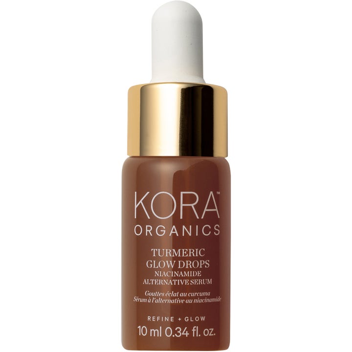 Kora Organics Turmeric Glow Drops 10 ml lystergivande serum med gurkmeja i en brun glasflaska med guldkork och vit pipett