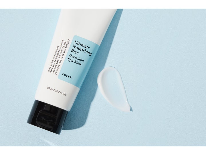 COSRX Ultimate Nourishing Rice Overnight Spa Mask 60 ml risextrakt ansiktsmask i vit tub med krämig vit textur.