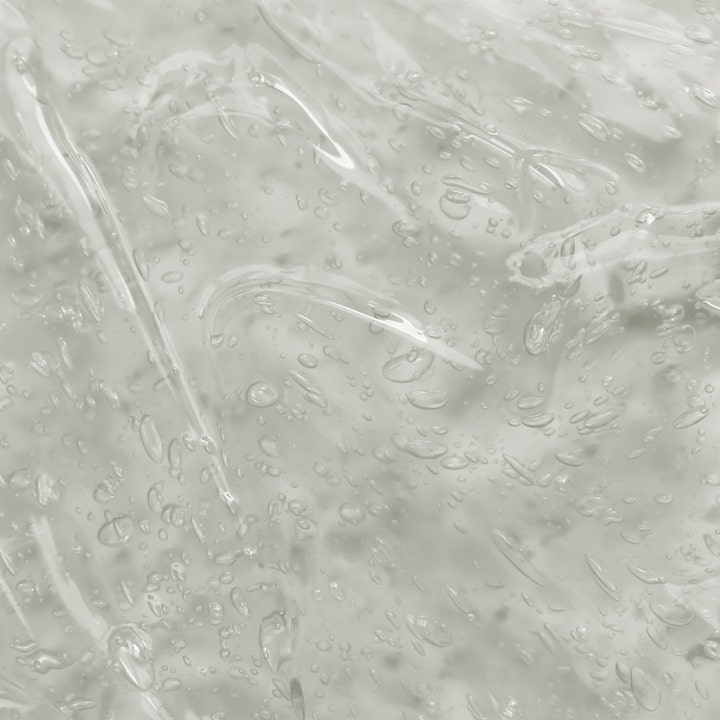 Mario Badescu Hyaluronic Dew Drops 29 ml fuktgivande serum visar en genomskinlig geltextur med små luftbubblor.