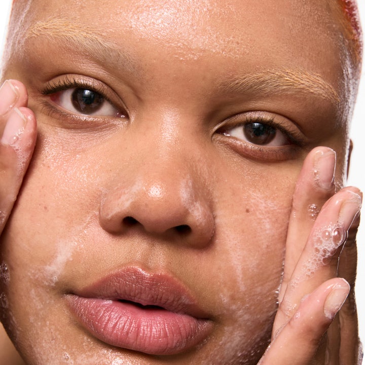 The INKEY List Salicylic Acid Cleanser 150 ml aknebehandling ansiktsrengöring i vit flaska med rinnande gel.